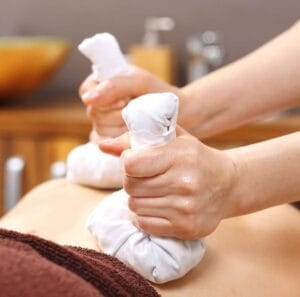 Kraeuterstempelmassage-1-300x297